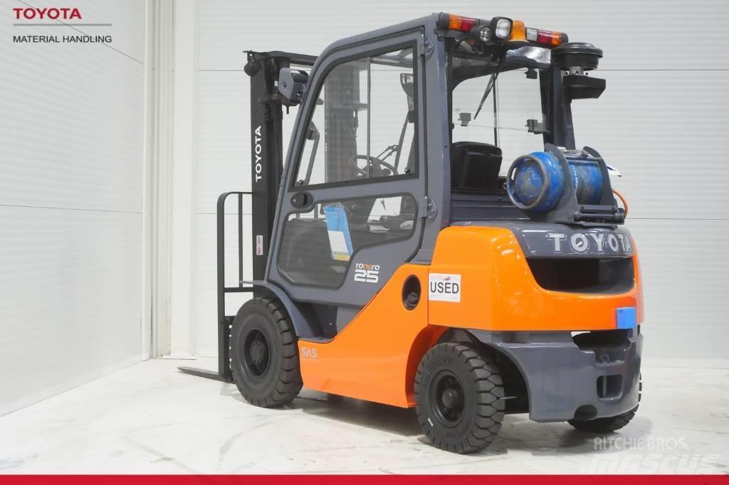 Toyota 02-8 FGF 25 Камиони с АГУ
