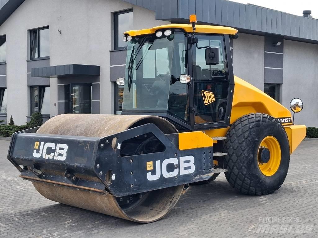 JCB VM 137 Еднобарабанни ролки

