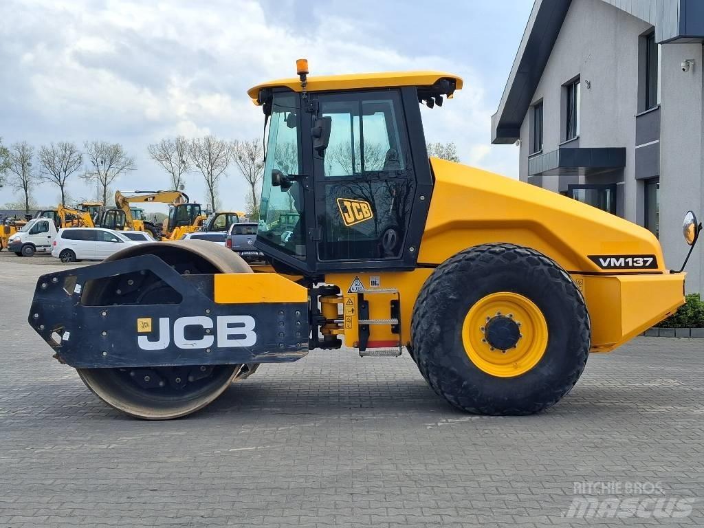 JCB VM 137 Еднобарабанни ролки
