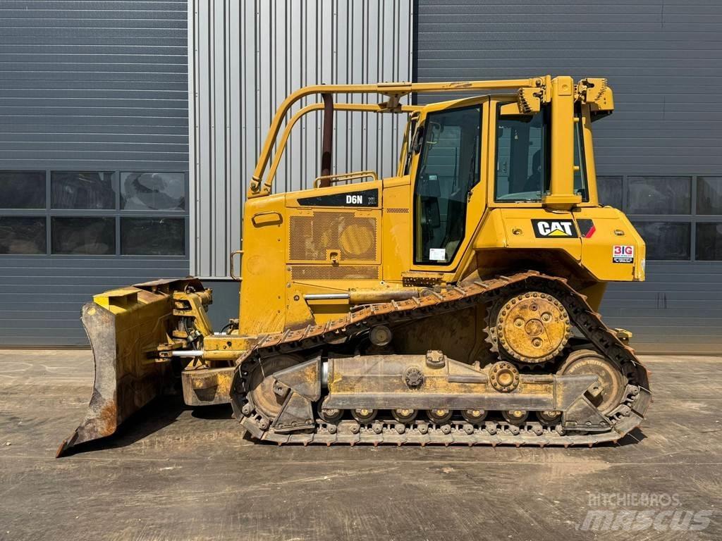 CAT D6N Верижни булдозери

