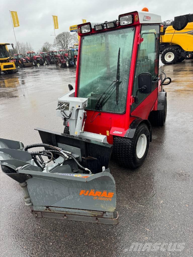 Timan Tool-Trac 245 Комунални съоражения