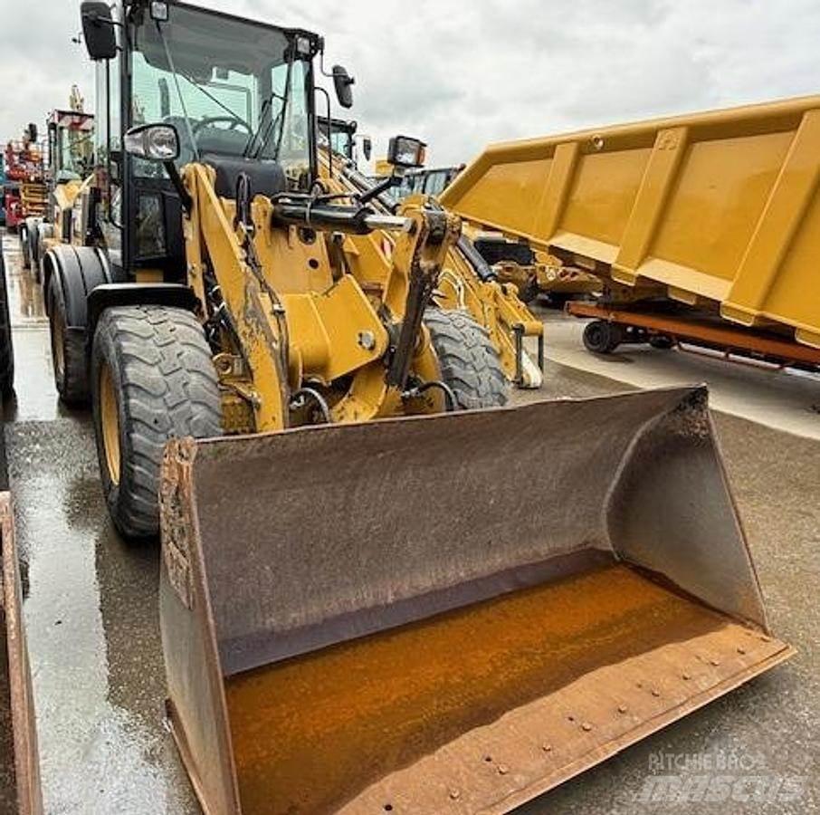 CAT 908M Колесни товарачи