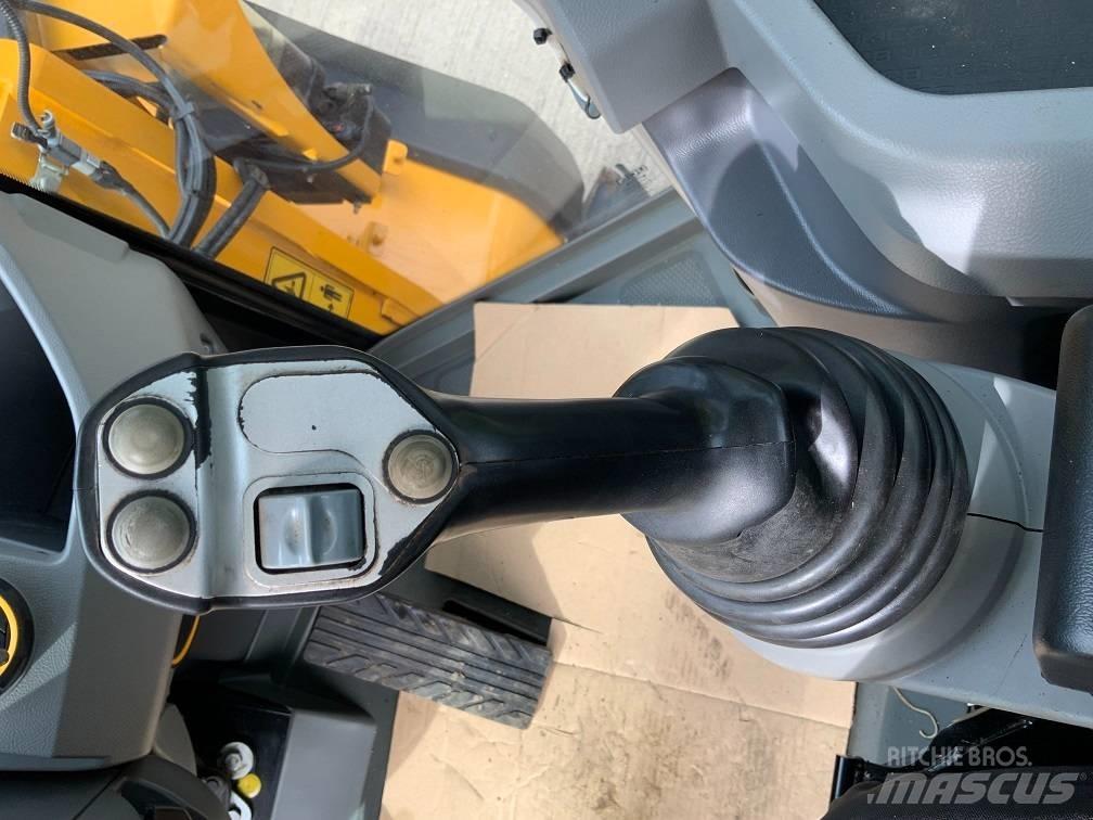 JCB 437 HT Колесни товарачи