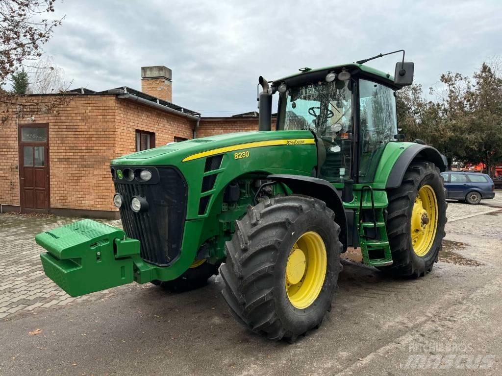 John Deere 8230 Трактори