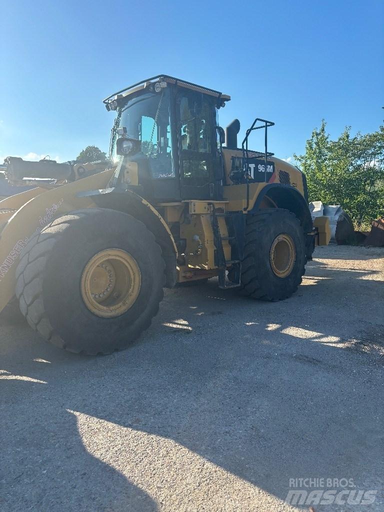 CAT 966m Колесни товарачи