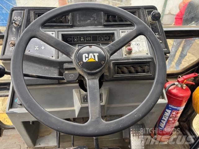 CAT 428 B Товарач със заден ексватор