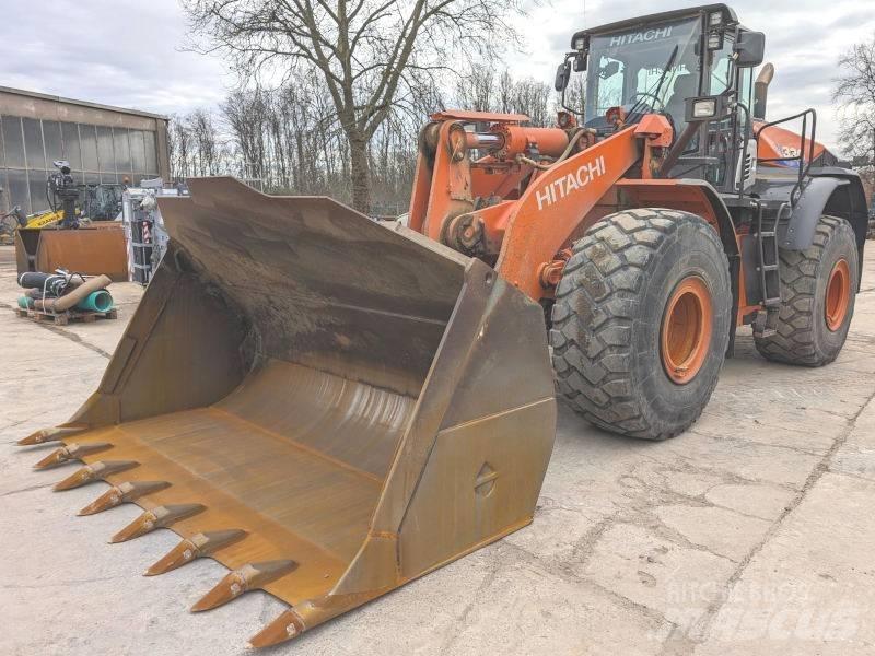 Hitachi ZW 330 Колесни товарачи