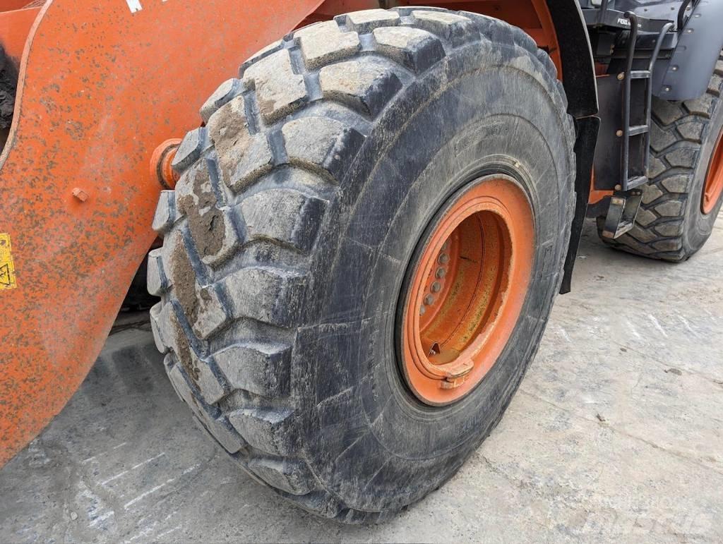 Hitachi ZW 330 Колесни товарачи
