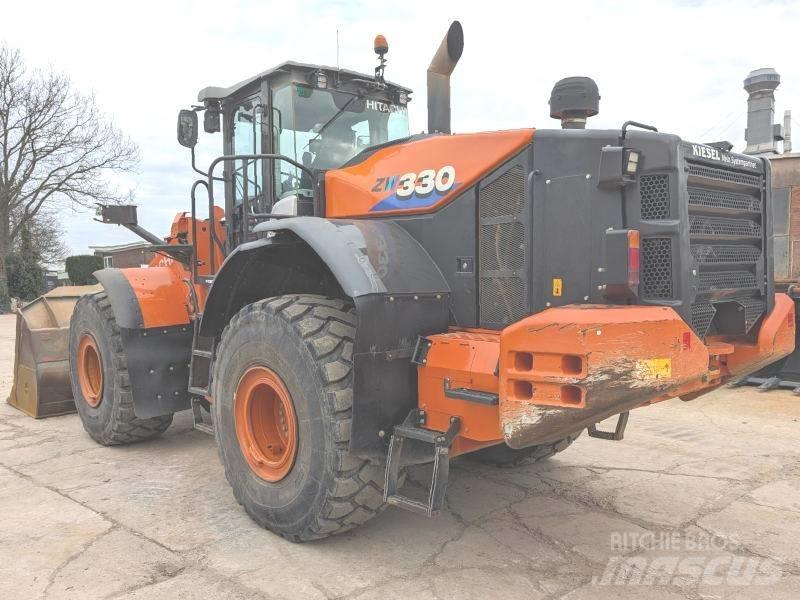 Hitachi ZW 330 Колесни товарачи