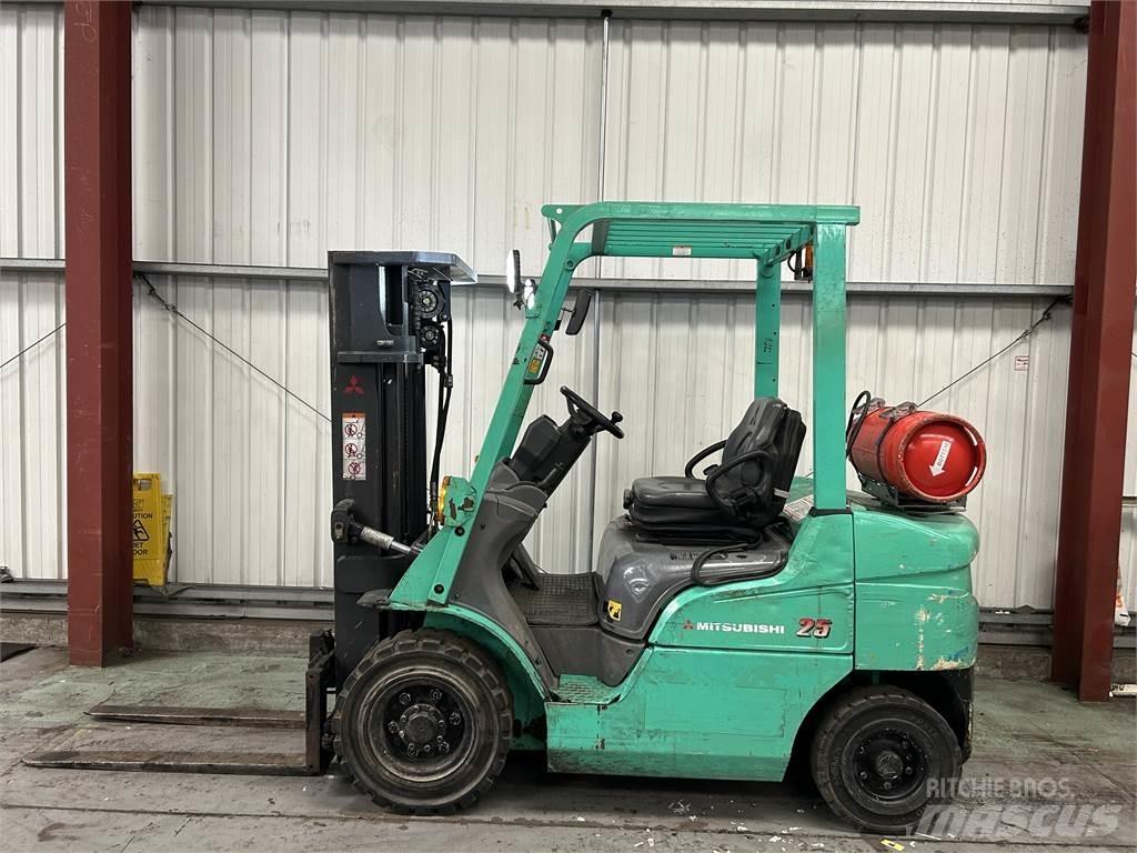 Mitsubishi FG25NT Камиони с АГУ