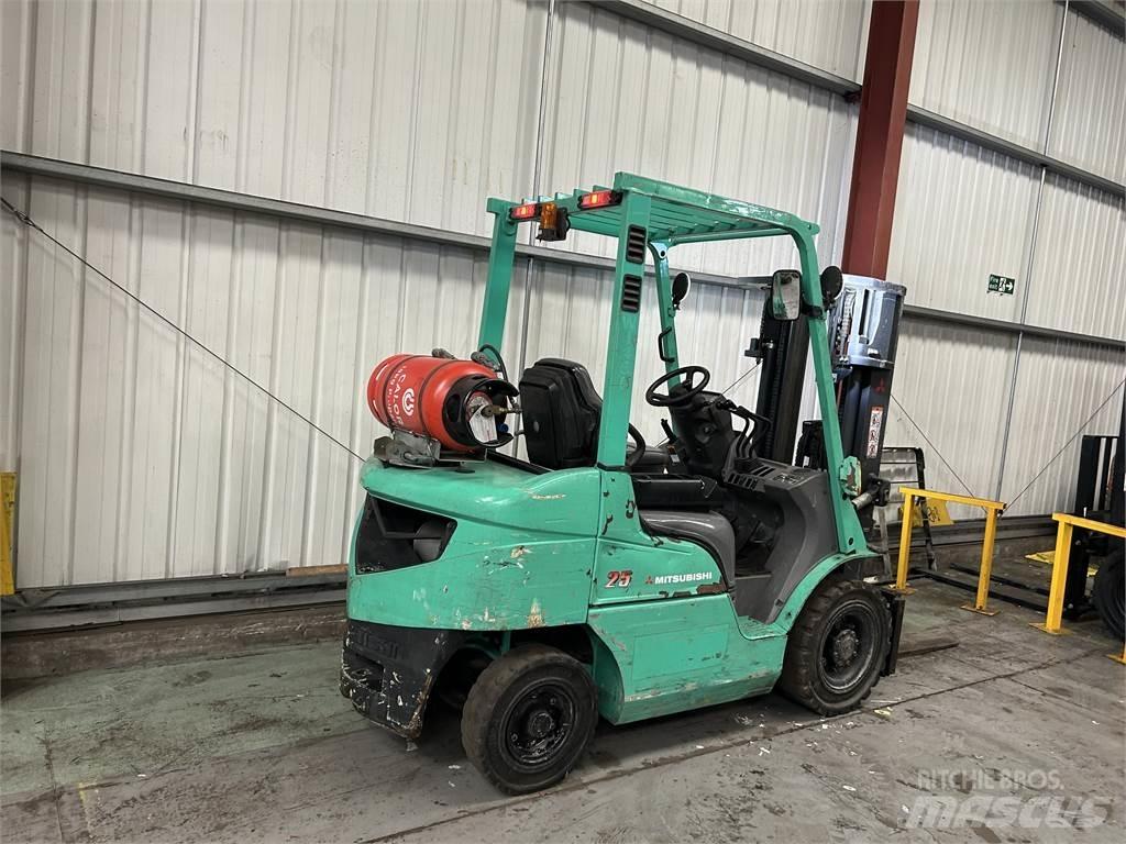 Mitsubishi FG25NT Камиони с АГУ