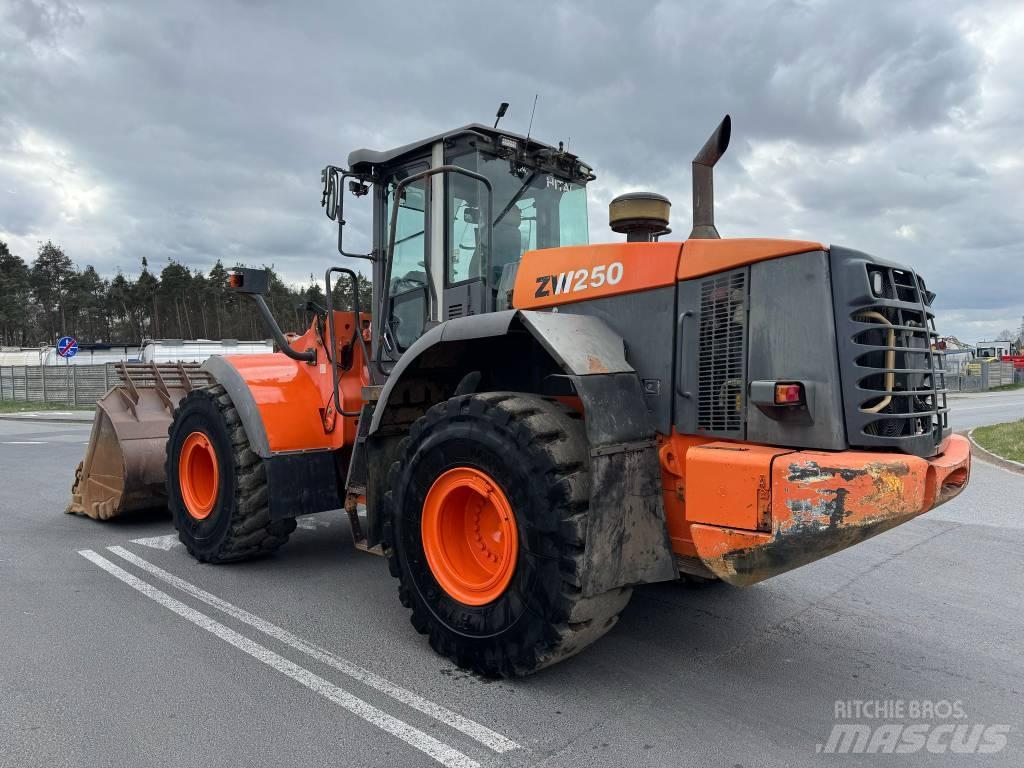 Hitachi ZW 250 Колесни товарачи