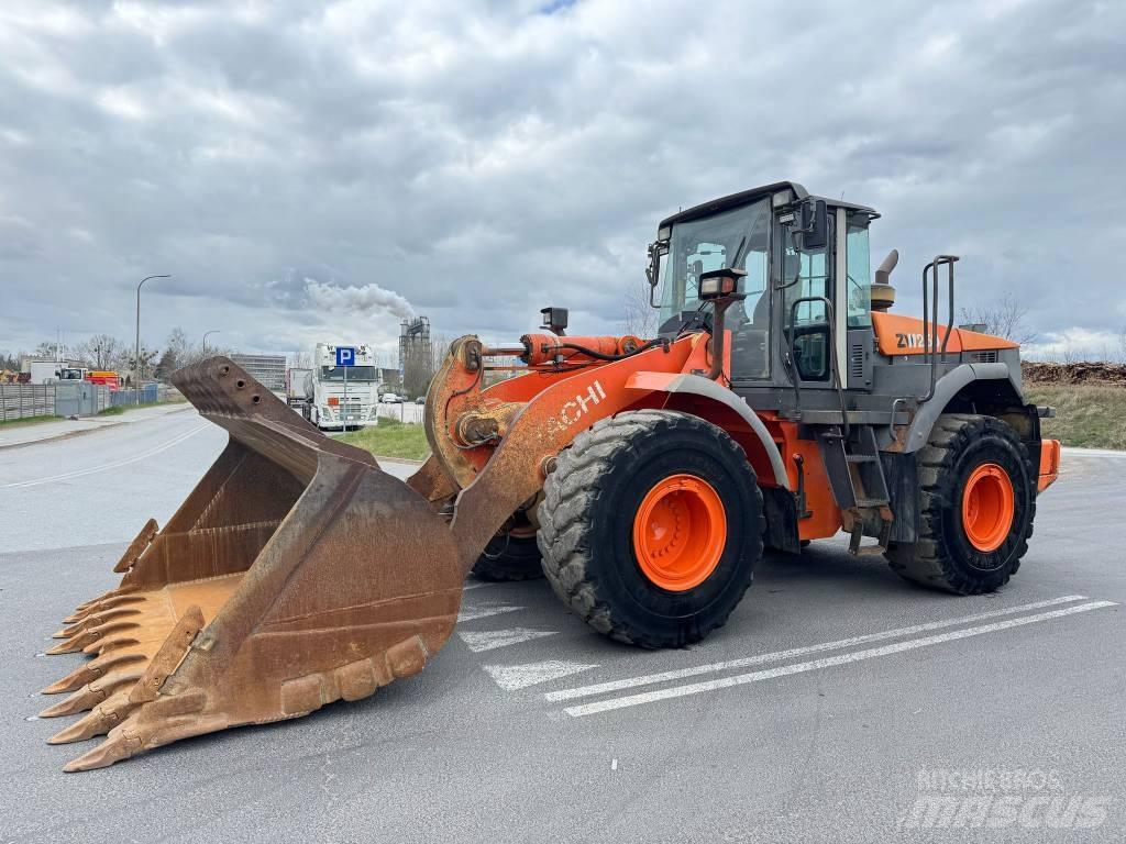Hitachi ZW 250 Колесни товарачи