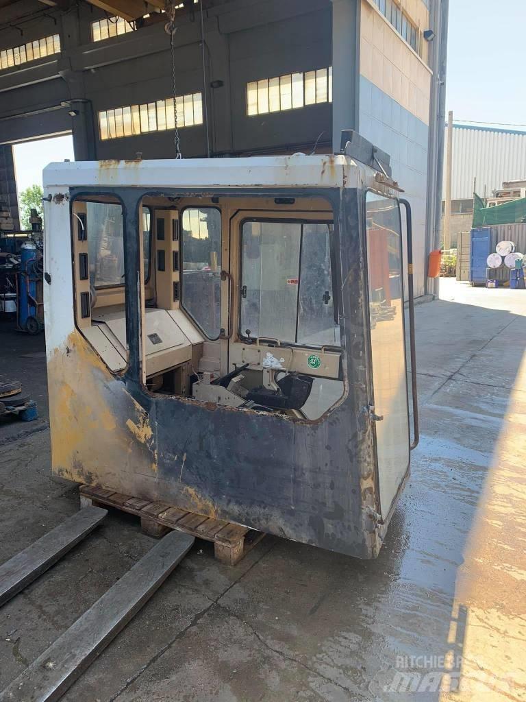 CAT 375 Кабина