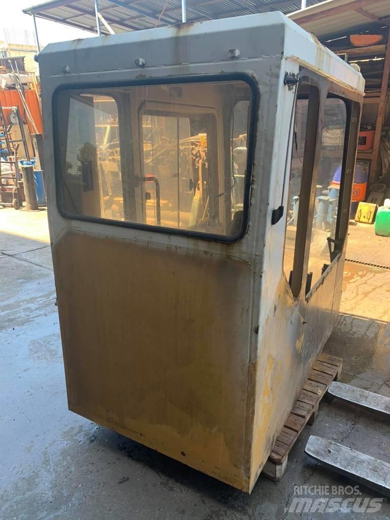 CAT 375 Кабина