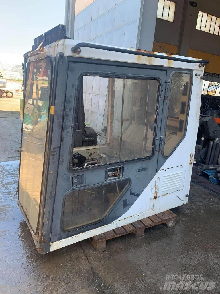 CAT 375 Кабина