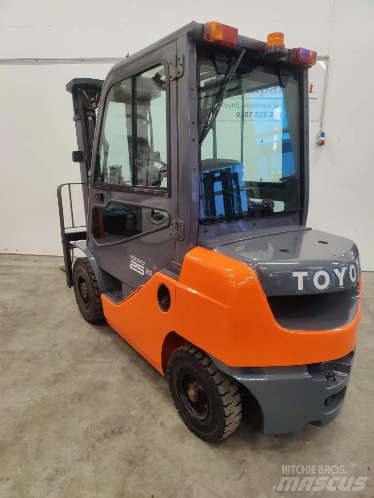 Toyota 02-8 FDF25 Дизелови камиони