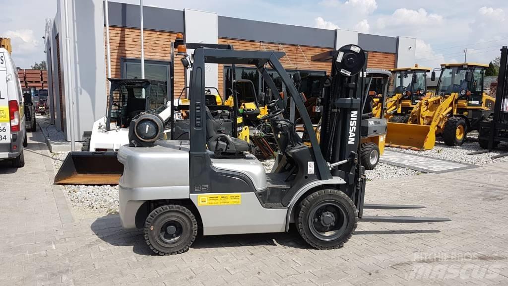 Nissan UGL02A35DU Камиони с АГУ