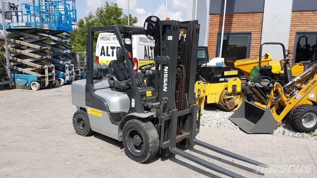 Nissan UGL02A35DU Камиони с АГУ