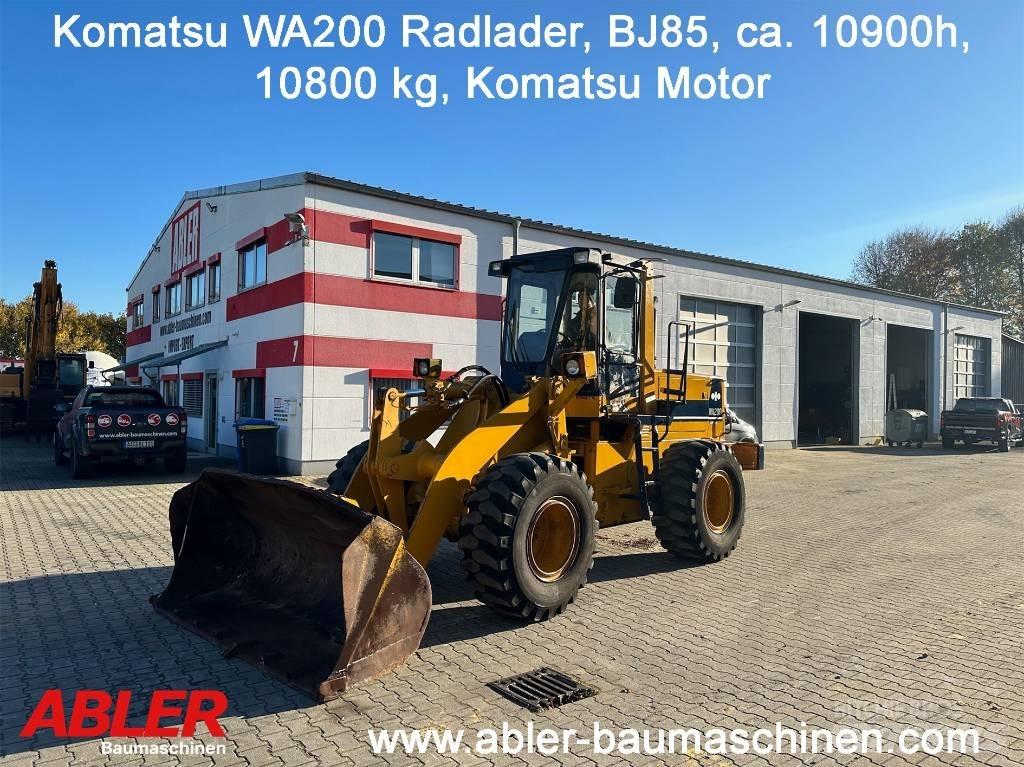 Komatsu WA200 Колесни товарачи