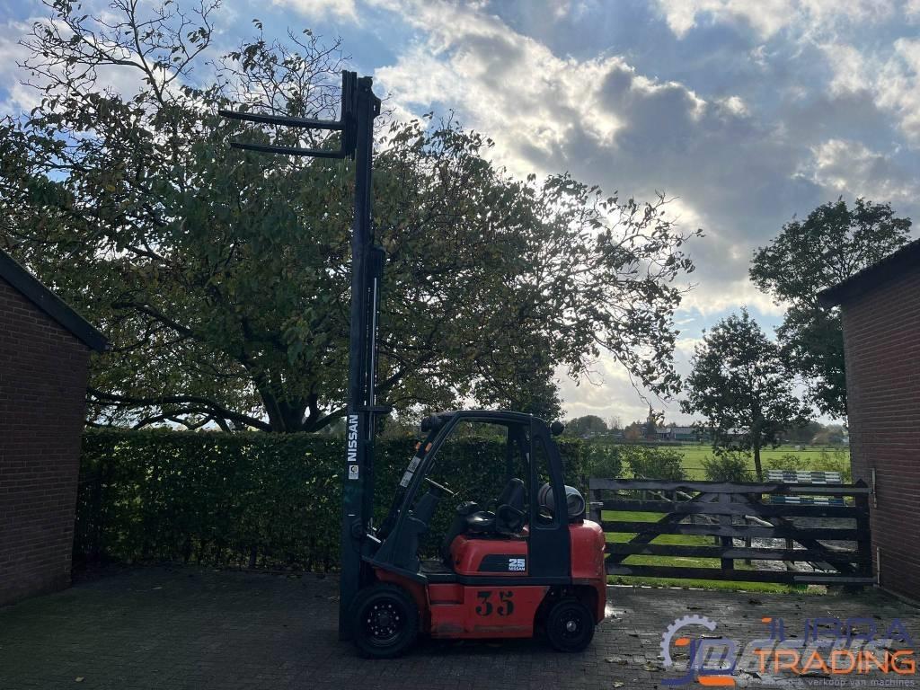 Nissan UD02A25PQ Камиони с АГУ