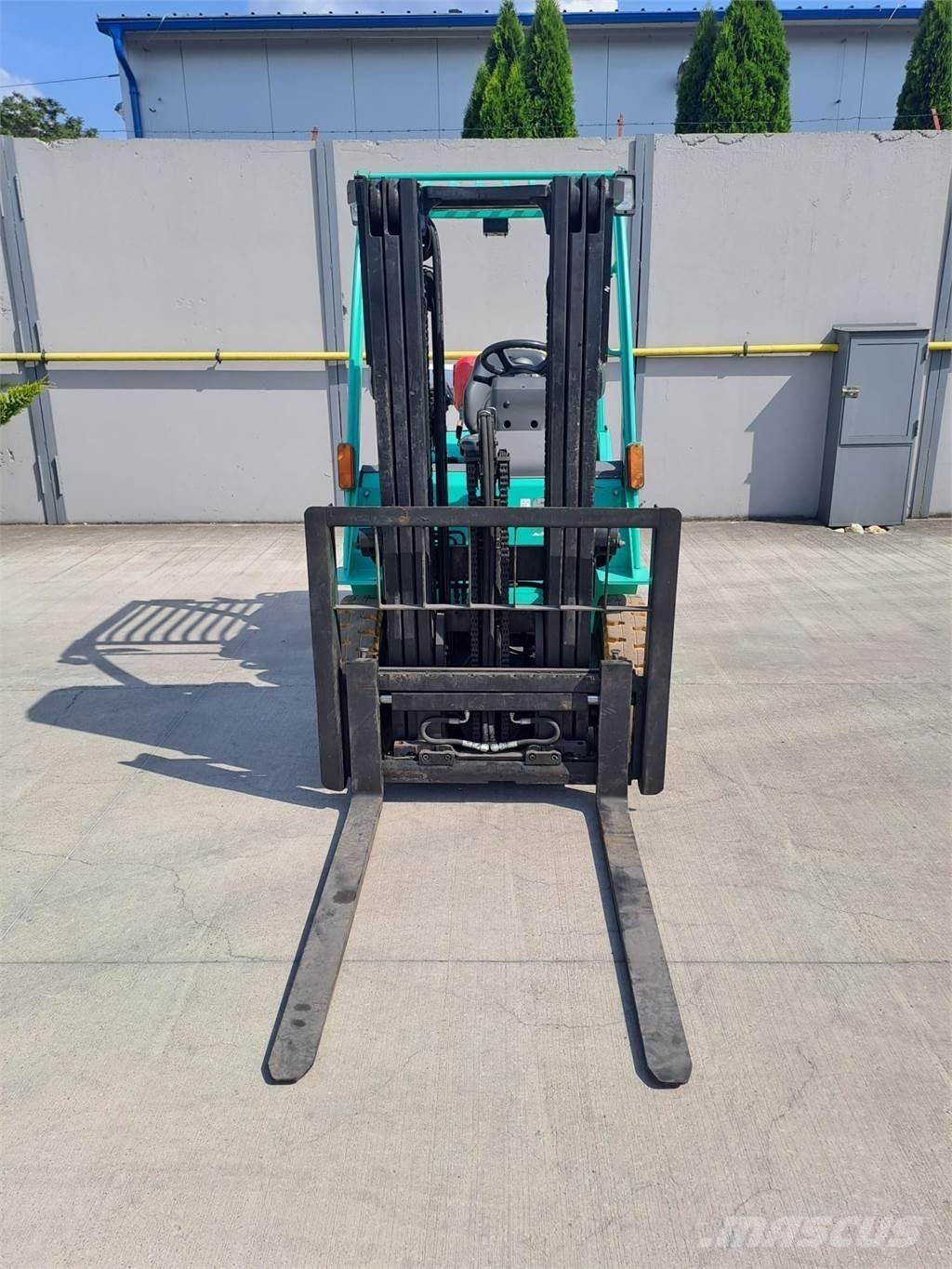 Mitsubishi FG25N Камиони с АГУ