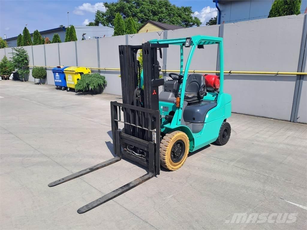 Mitsubishi FG25N Камиони с АГУ