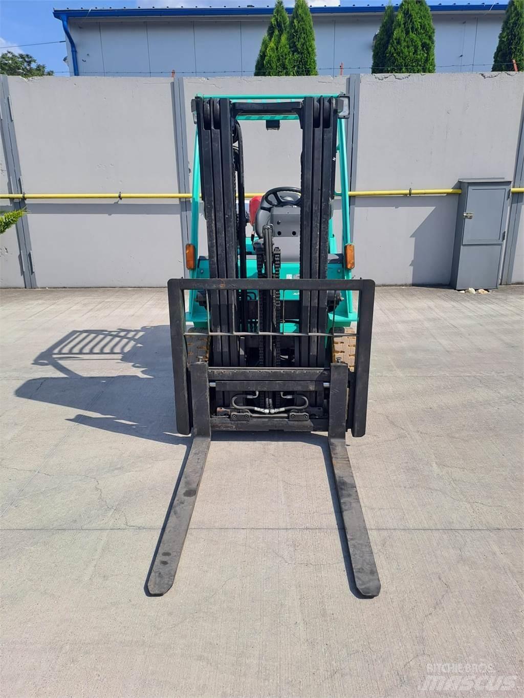 Mitsubishi FG25N Камиони с АГУ