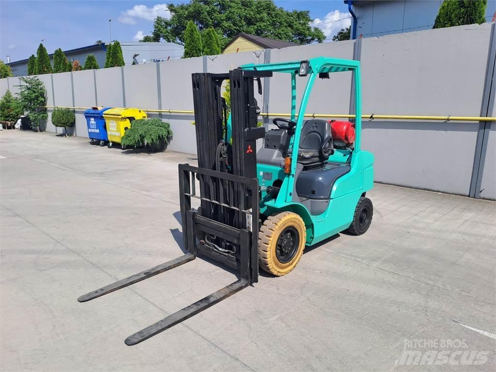 Mitsubishi FG25N Камиони с АГУ