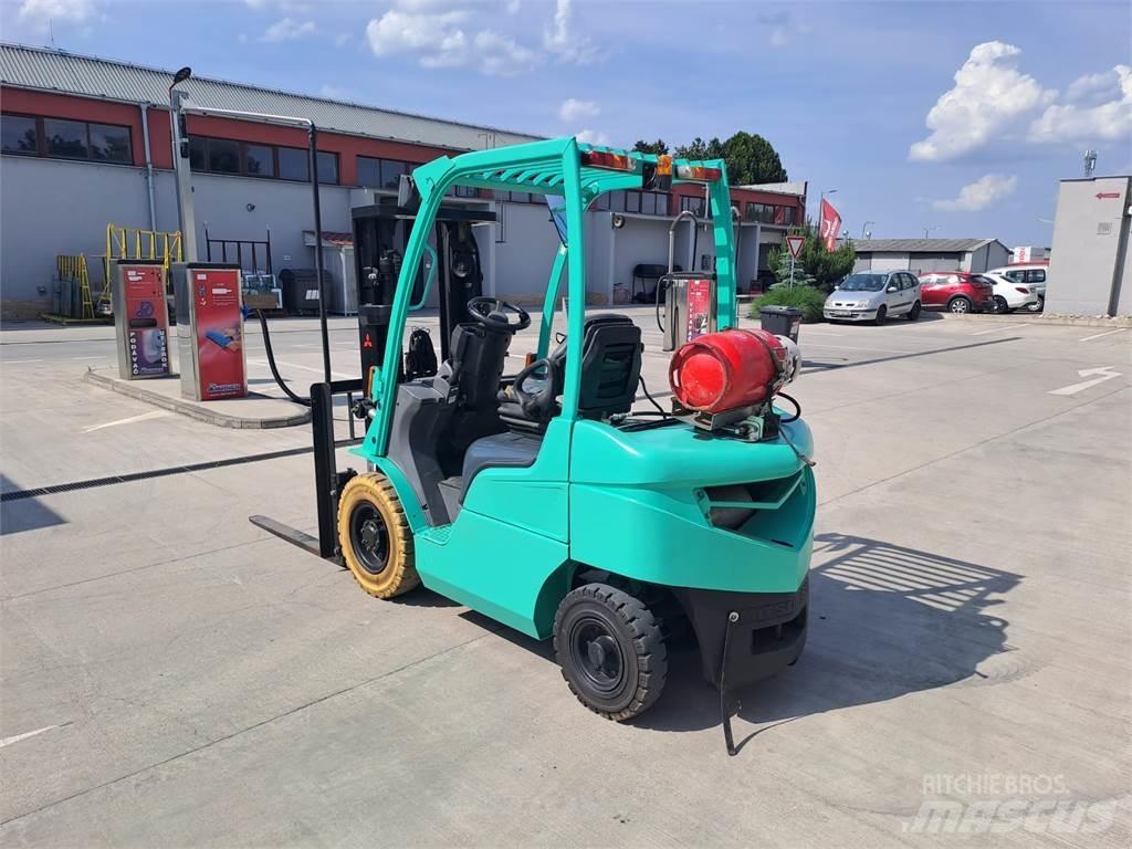 Mitsubishi FG25N Камиони с АГУ