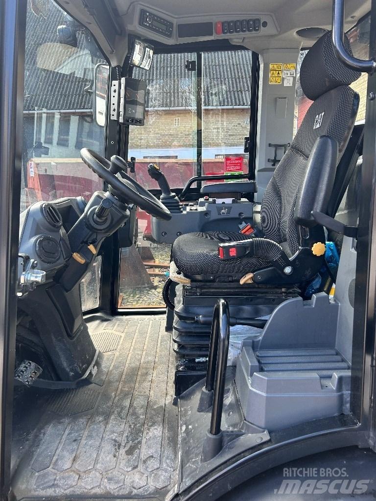 CAT 906 Колесни товарачи