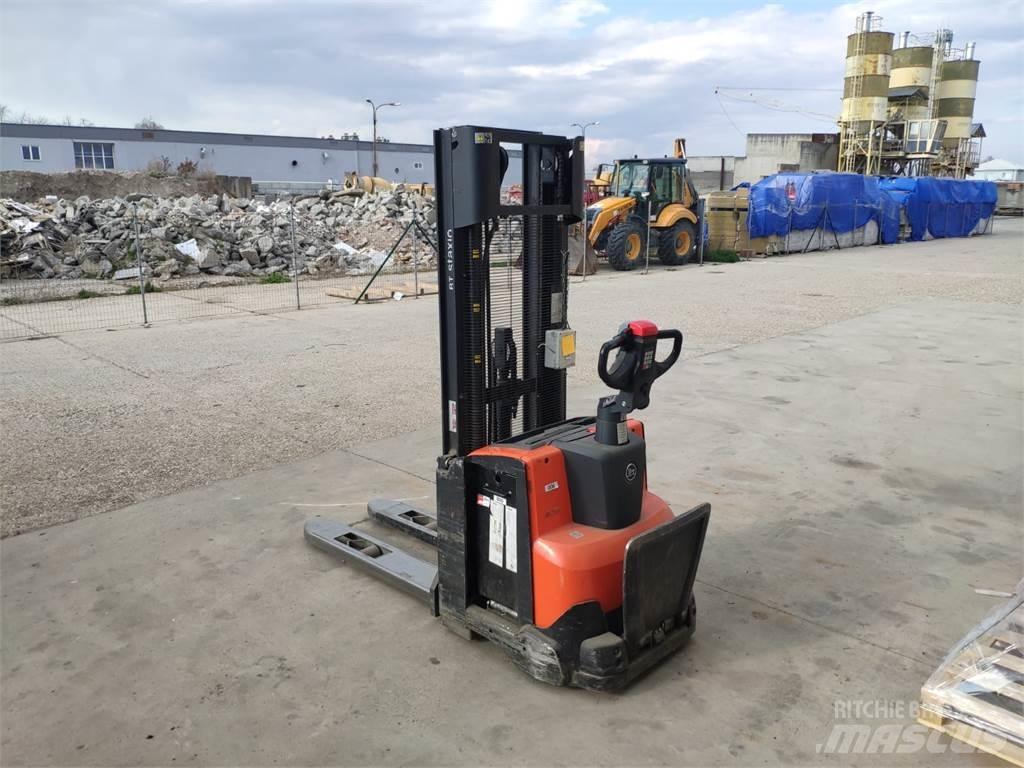 BT SWE120 Колички високоповдигачи с теглич