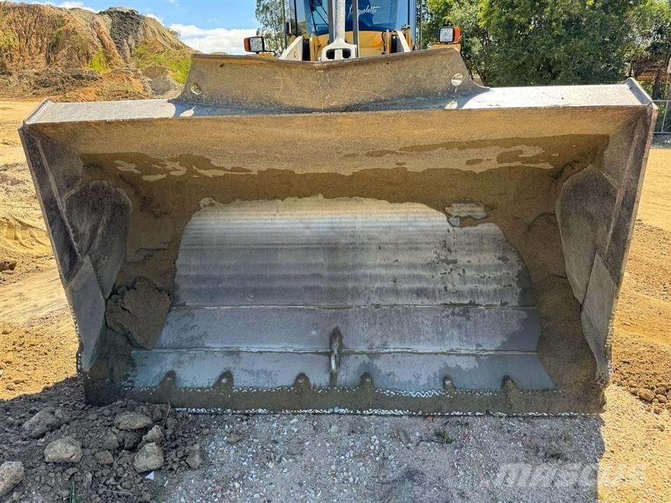 Volvo L 90 F Колесни товарачи