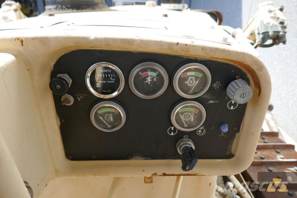 CAT D7G Ex-army Верижни булдозери
