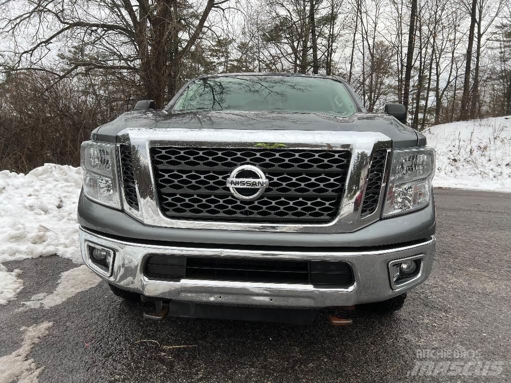 Nissan TITAN XD Пикапи