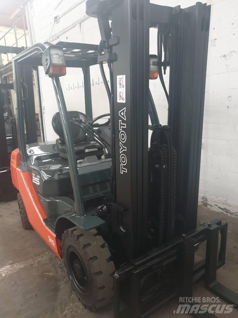 Toyota 52-8 FD 25 Дизелови камиони