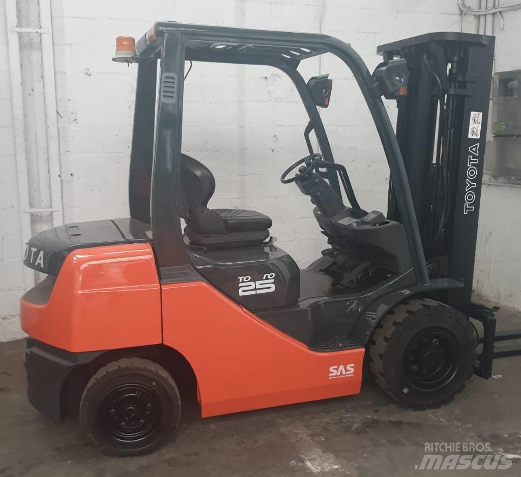 Toyota 52-8 FD 25 Дизелови камиони