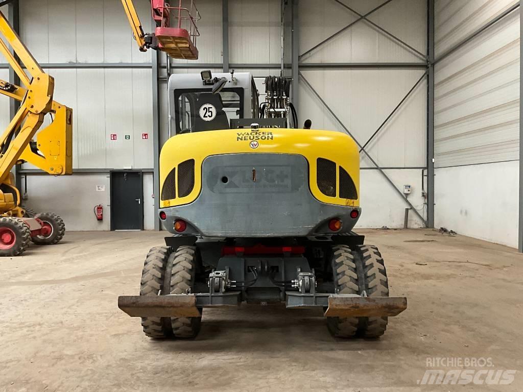 Neuson EW 100 Колесни екскаватори