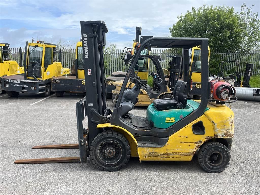 Komatsu FG25HT-16R Камиони с АГУ