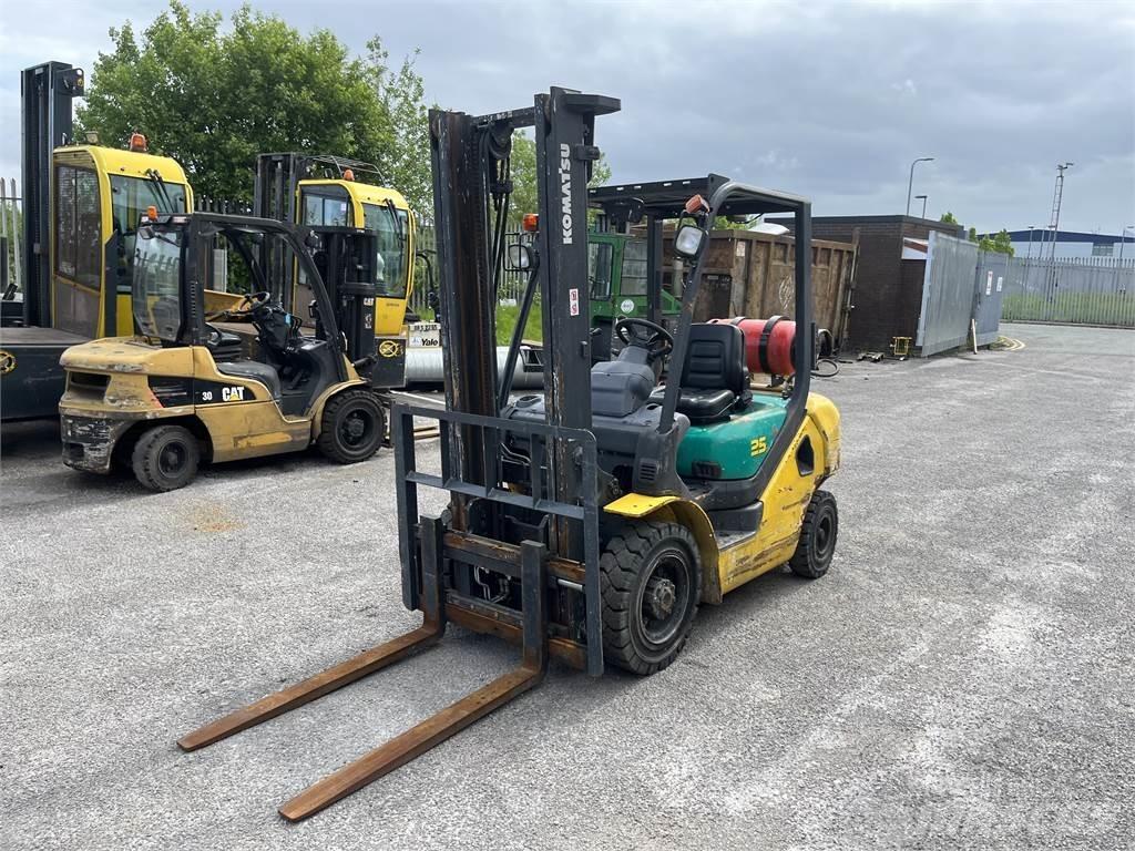 Komatsu FG25HT-16R Камиони с АГУ