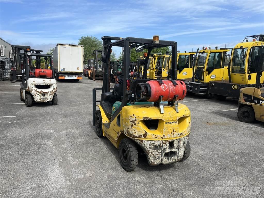 Komatsu FG25HT-16R Камиони с АГУ