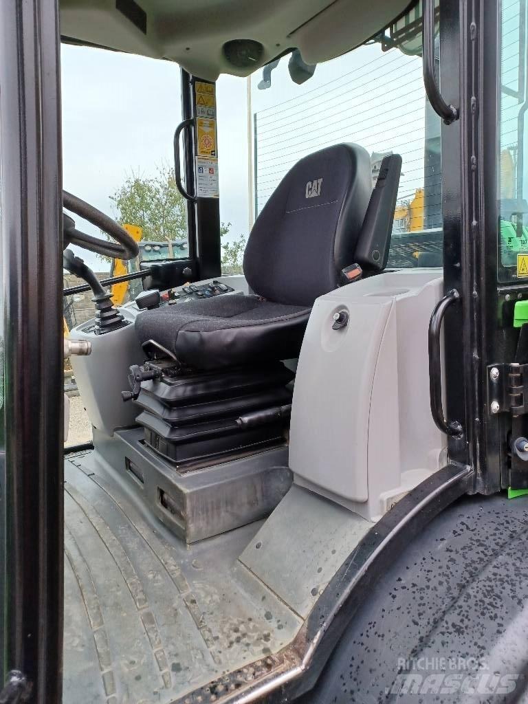 CAT 906M Колесни товарачи