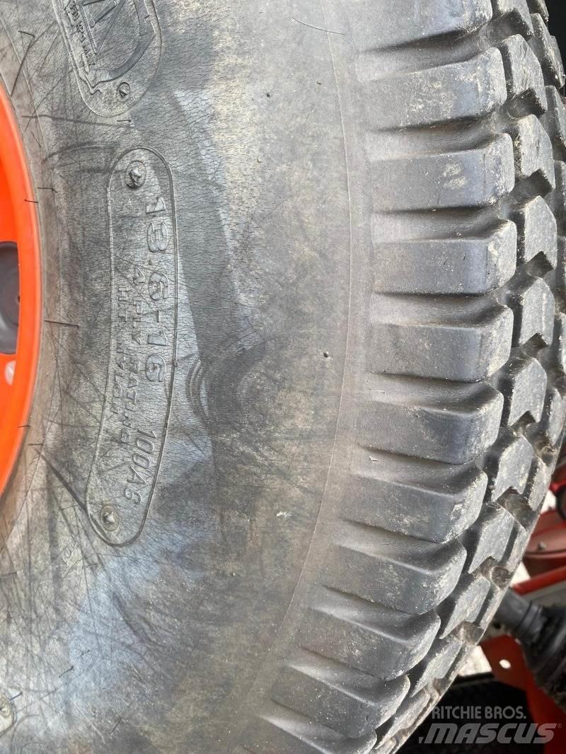 Kubota ST 401-C Компактни трактори