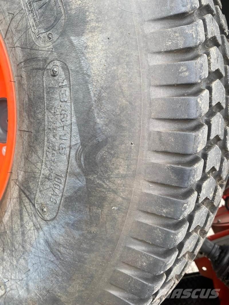 Kubota ST 401-C Компактни трактори