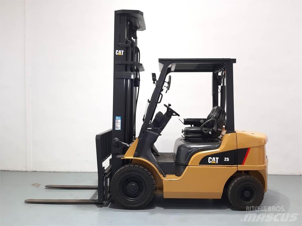 CAT DP25NT Дизелови камиони