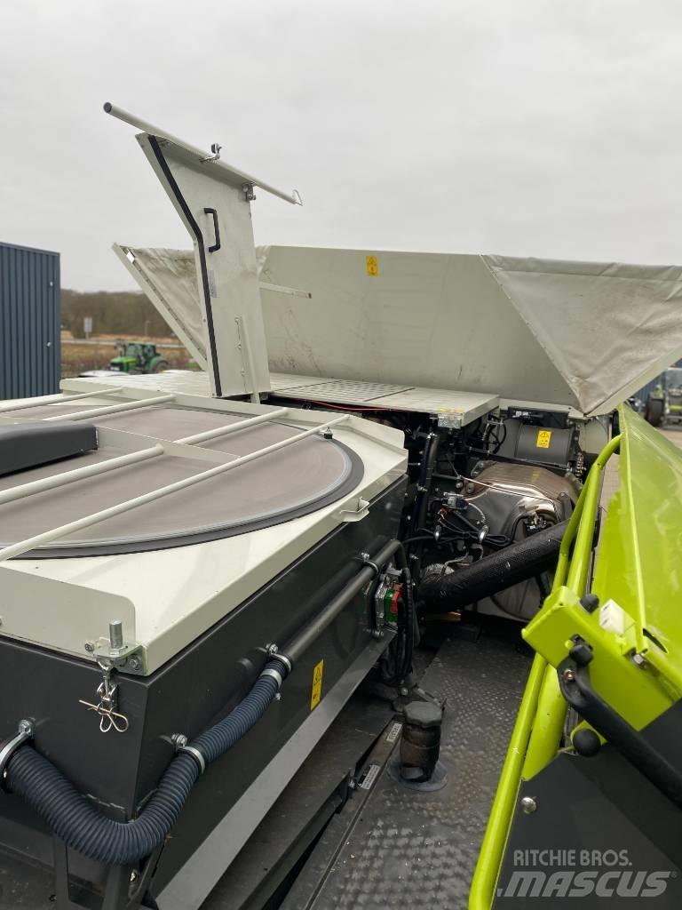 CLAAS LEXION 8800 Комбайни