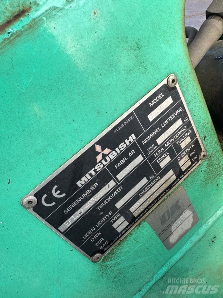 Mitsubishi FG 30 Камиони с АГУ