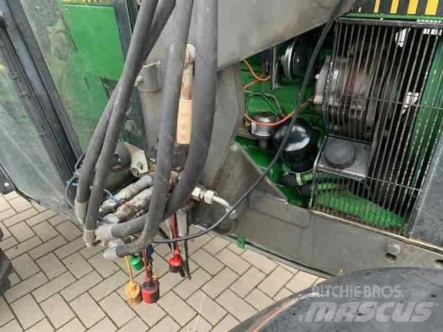 John Deere 2450 Трактори