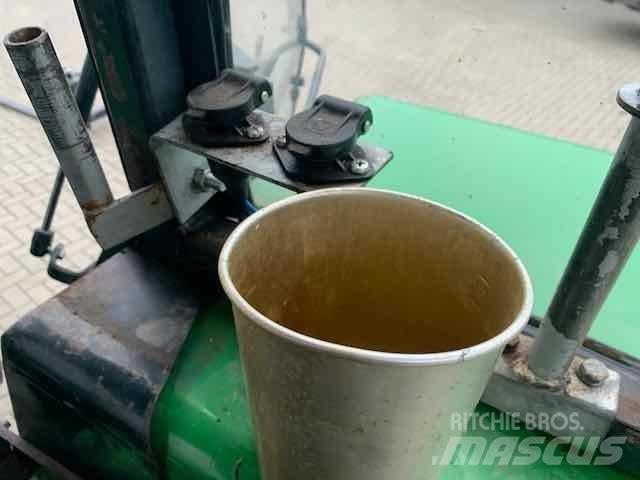 John Deere 2450 Трактори