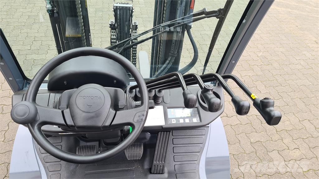 Toyota 02-8FGF25 Камиони с АГУ